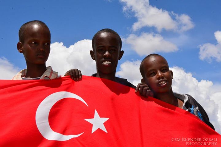 Photo of Türkiye’ye sevgilerini Türk bayrağı açarak gösterdiler