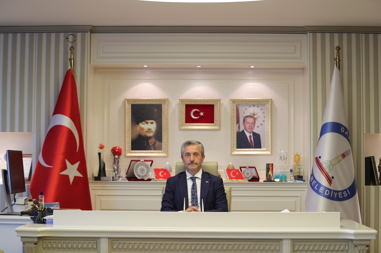 Photo of ŞB Başkanı Tahmazoğlu hediyelerini verdi.